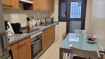 Een koelkast, een microgolfoven, een oven, een kookplaat