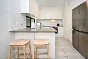 Køleskab, mikrobølgeovn, ovn, kogeplade
