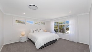 5 bedrooms, iron/ironing board, WiFi, bed sheets