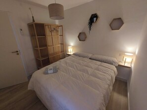 2 soverom, skrivebord, reiseseng for barn og wi-fi