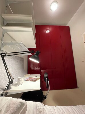 1 habitación, tabla de planchar con plancha, wifi y ropa de cama
