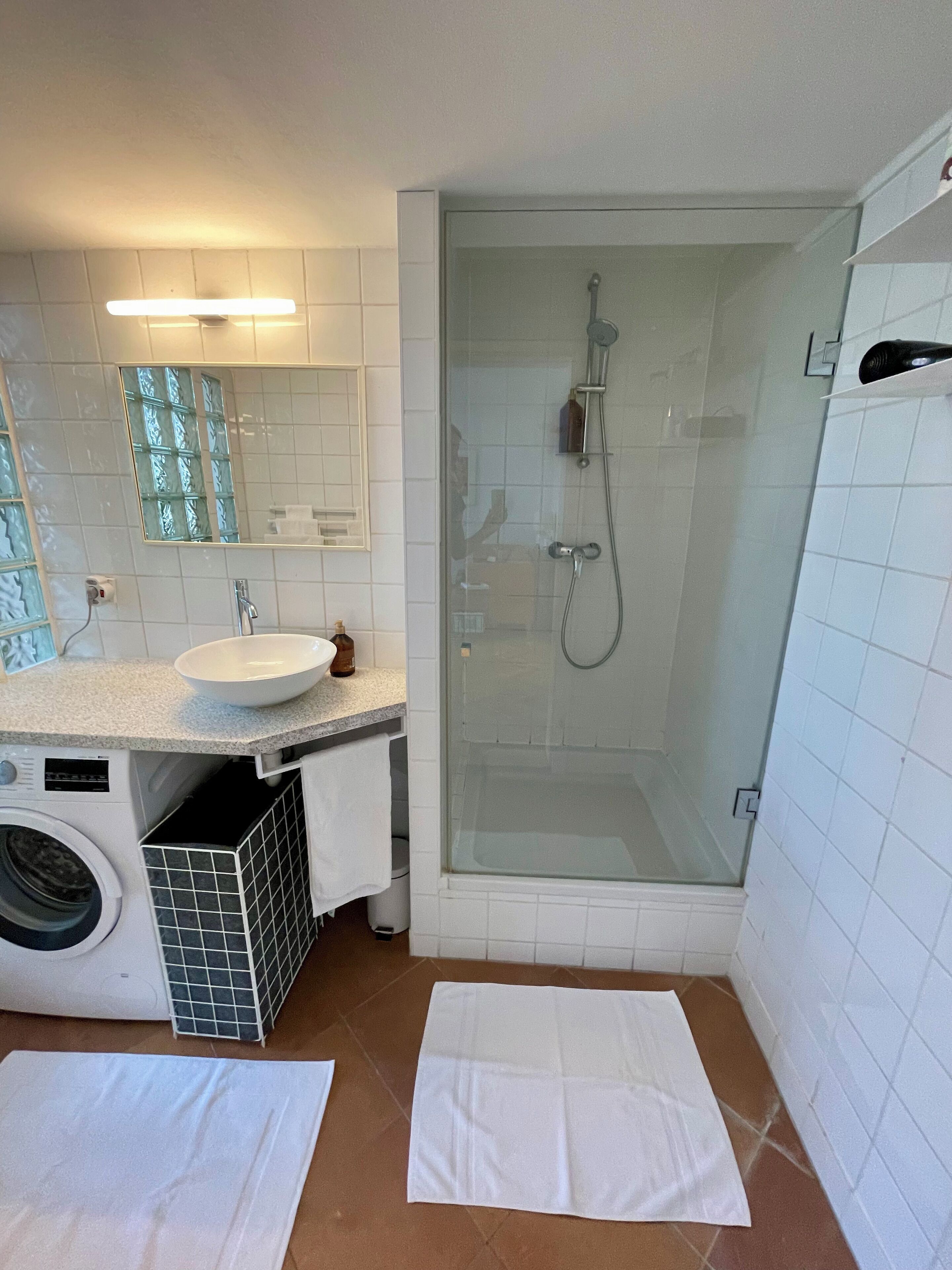 Dusche, Haartrockner, Handtücher, Seife