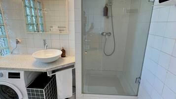Dusche, Haartrockner, Handtücher, Seife
