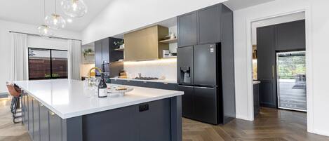 Micro-ondes, four, plaque de cuisson, lave-vaisselle