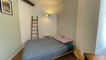 2 bedrooms, soundproofing, free WiFi, bed sheets