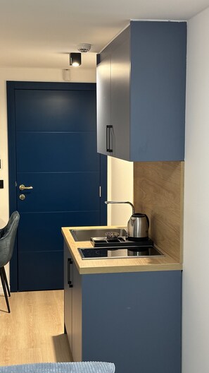 Deluxe Double Room, Courtyard View | Private kitchen