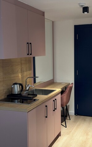 Deluxe Double Room, Courtyard View | Private kitchen