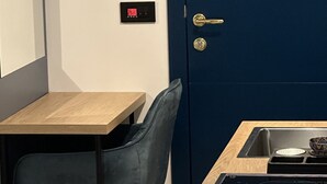 Chambre Double Deluxe, vue cour intérieure | Cuisine privée