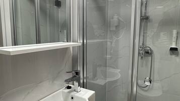 Pancuran mandi, pengering rambut, selipar, tuala disediakan