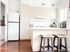 Kjøleskap, mikrobølgeovn, ovn og kokeplater