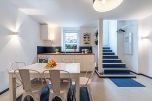 Fridge, stovetop, dishwasher, coffee/tea maker - Stylish Apartment 2 Bath r Bergmannkiez, Kreuzberg (Berlin)
