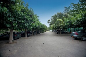 المنطقة المحيطة بالمنشأة