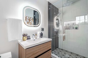 Dusche, Haartrockner, Handtücher