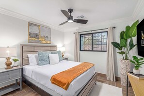 3 habitaciones, escritorio y tabla de planchar con plancha