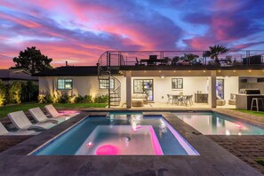 A modern house with a pool, outdoor seating, and a staircase leading to a balcony. - The Sundancer Oasis|Old Town|Pool+Spa|Rooftop Deck (Scottsdale)