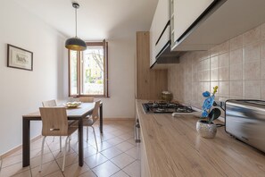 Fridge, oven, stovetop, coffee/tea maker