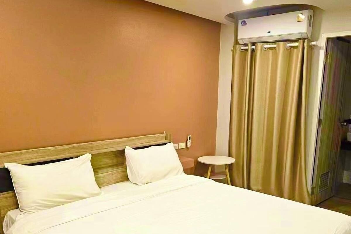 ジュニア ルーム | 高級寝具、羽毛の掛け布団、デスク、ノートパソコン用作業スペース