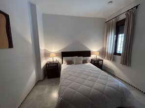 3 slaapkamers, een strijkplank/strijkijzer, gratis wifi, beddengoed