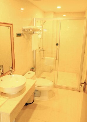 Ein Badezimmer mit Waschbecken, Toilette und einer Duschkabine.