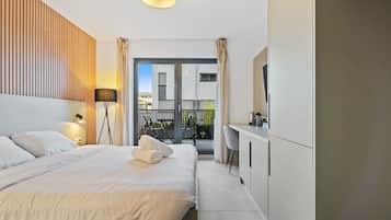 Een bureau, een strijkplank/strijkijzer, wifi, beddengoed