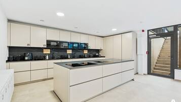 Fridge, oven, stovetop, dishwasher