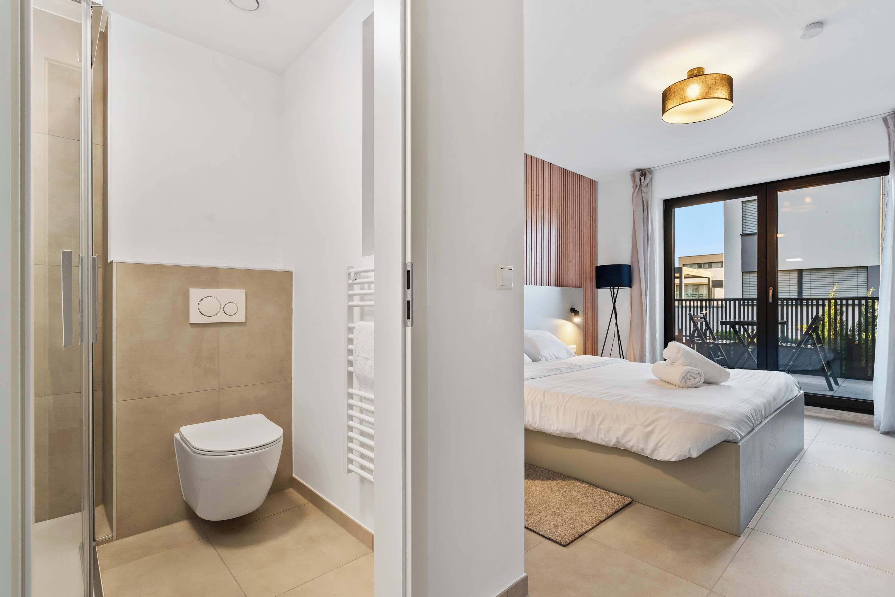 Työpöytä, silitysrauta/-lauta, Wi-Fi, vuodevaatteet