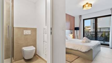 Desk, iron/ironing board, WiFi, bed sheets