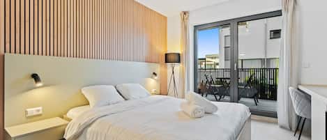 Desk, iron/ironing board, WiFi, bed sheets