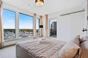 Escritorio, tabla de planchar con plancha, wifi y ropa de cama