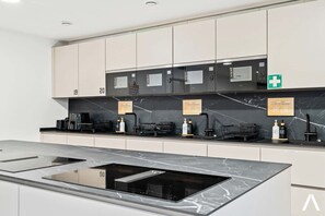 Kühlschrank, Ofen, Herdplatte, Geschirrspüler
