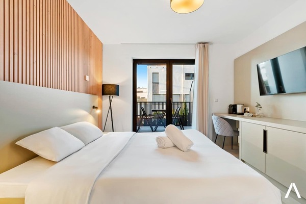 Relaxing Bedroom and Lounge – Enjoy a cozy queen-sized bed paired with a beautifully crafted wooden accent wall.