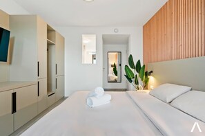 Escritorio, tabla de planchar con plancha, wifi y ropa de cama