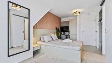 Desk, iron/ironing board, WiFi, bed sheets