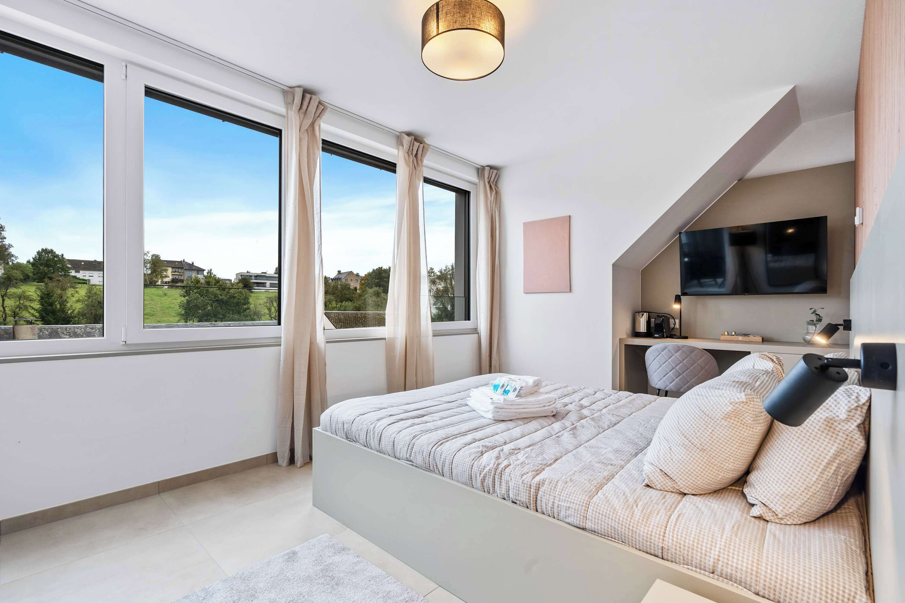 Una scrivania, ferro/asse da stiro, Wi-Fi, lenzuola