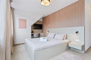 Desk, iron/ironing board, WiFi, bed sheets