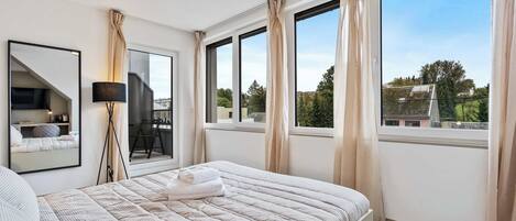 Escritorio, tabla de planchar con plancha, wifi y ropa de cama