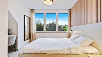 Desk, iron/ironing board, WiFi, bed sheets