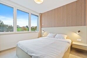 Een bureau, een strijkplank/strijkijzer, wifi, beddengoed