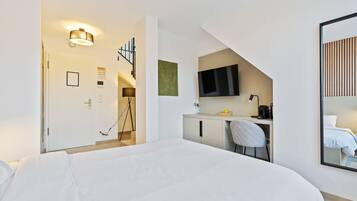 Desk, iron/ironing board, WiFi, bed sheets