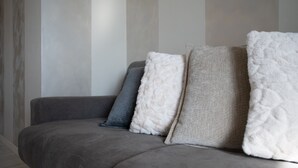 Leilighet – basic | Oppholdsområde | En 10-tommers smart-TV med digitale kanaler