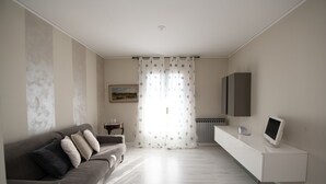 Leilighet – basic | Oppholdsområde | En 10-tommers smart-TV med digitale kanaler