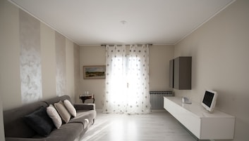 Apartamento básico | Zona de estar | Smart TV de 10 pulgadas con canales digitales