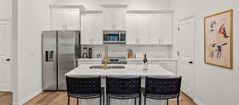 Walk to AT&T Stadium | Luxury Townhome | Parking