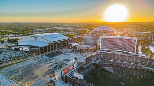 Walk to AT&T Stadium | Luxury Townhome | Parking