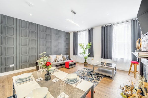 Smart TV, books - Apartment 1, Eclectic boho oasis. (Boston)