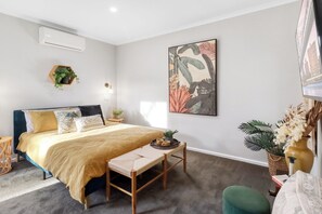 Deluxe Suite | Free WiFi, bed sheets - 16 Scenic by Regional Escapes (Highton)