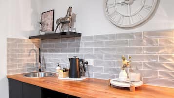 Deluxe Suite | Private kitchenette | Mini-fridge, microwave, electric kettle