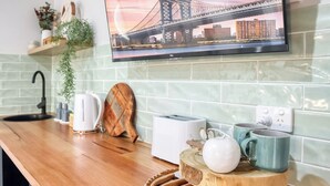 Habitación doble Confort | Cocineta privada | Frigobar, microondas y tetera eléctrica