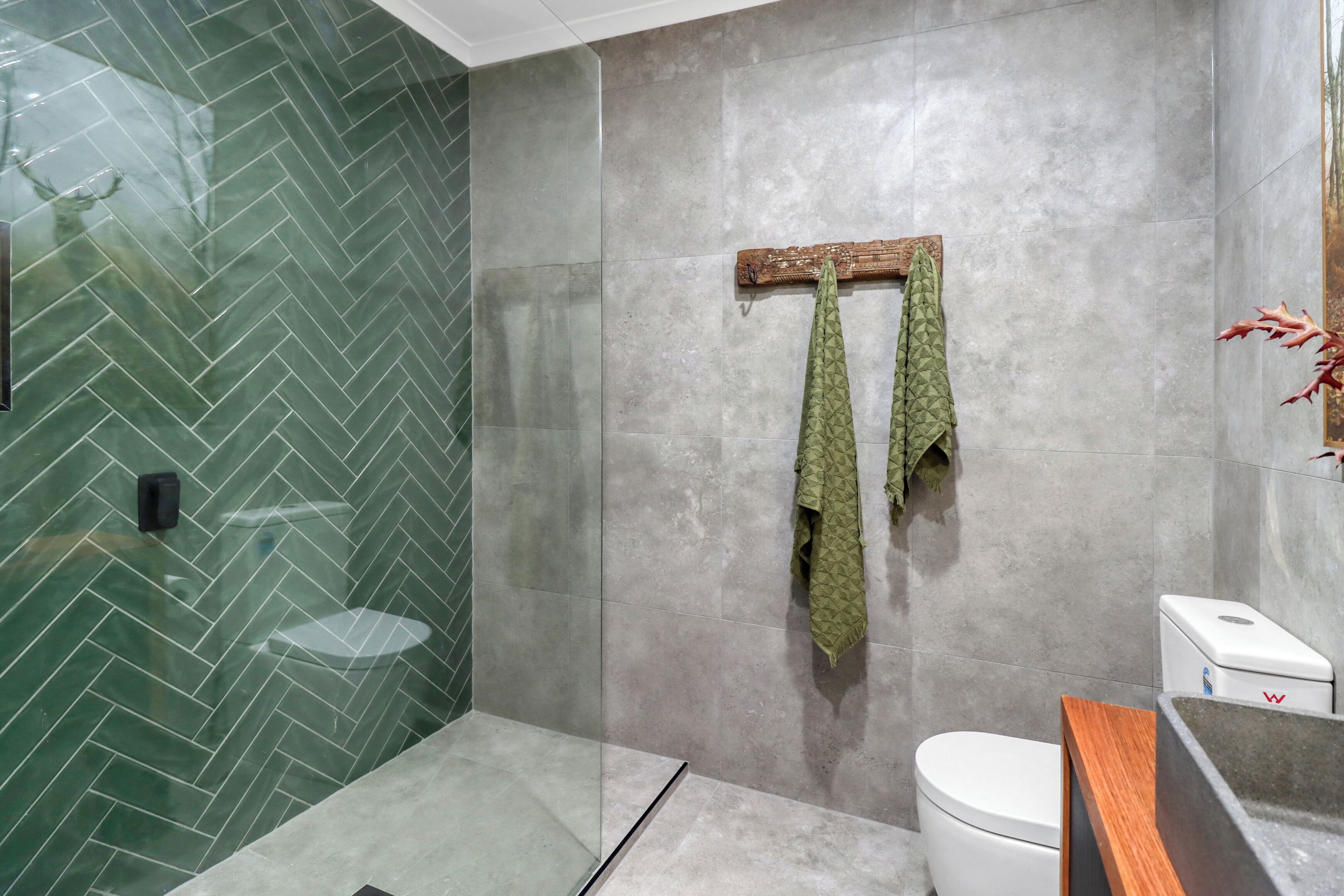Deluxe Suite | Bathroom | Shower, hair dryer, towels, soap