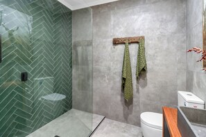Suite Deluxe | Bagno | Doccia, asciugacapelli, asciugamani, sapone